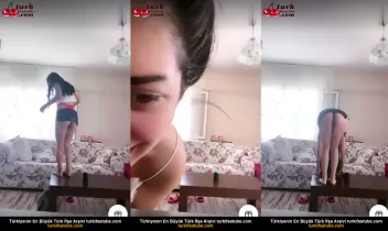 Ünlü Kız Mini Etekte Sakso Sergiledi