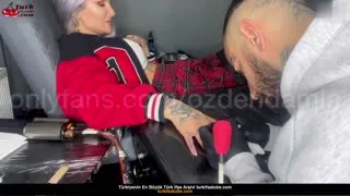 Yazan Porno HD Damla, Dövme Yapan Kızın Sikişi