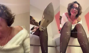 Karolin Fişekci Patreon ifşa -Tabanlar ve siyah külotlu çoraplar