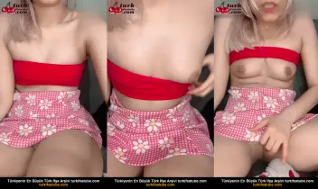 Küçük etekli Wettpolly, gizlice kandırdığı seksi üvey kardeşinin arkasından büyük bir amcık ovaladı